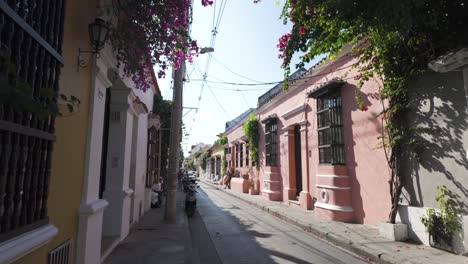 La-Buganvilla-Florece-Sobre-La-Tranquila-Calle-Colonial-De-Cartagena,-Colombia.