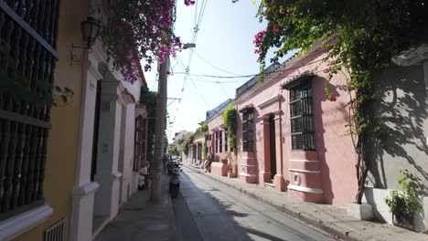 Bougainvillea-Blüht-über-Der-Ruhigen-Kolonialstraße-Von-Cartagena,-Kolumbien