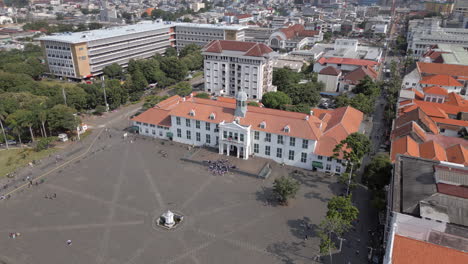 Toma-Circular-De-Un-Dron-De-Taman-Fatahillah-Plaza-Kota-Tua-4K