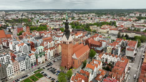 Toma-Aérea-En-órbita-De-La-Iglesia-En-La-Ciudad-Polaca-De-Elblag-En-El-Casco-Antiguo