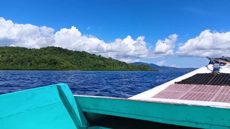 Barco-Navega-En-Las-Aguas-Del-Mar-En-La-Isla-Karampuang,-Mamuju,-Sulawesi-Occidental