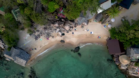 Impresionante-Playa-En-Tailandia-Con-Aguas-Turquesas---Fotografía-Aérea-Con-Drones