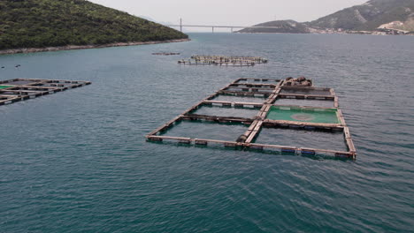 Vista-Aérea-De-La-Piscifactoría-En-El-Mar-Mediterráneo