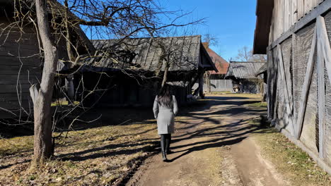 Mujer-Joven-Y-Atractiva-Caminando-Sola-En-El-Pueblo-Rural-Europeo.