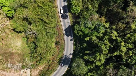 Eine-Wunderschöne-Straße-Schlängelt-Sich-Durch-Den-Dschungel-In-Songklaburi,-Thailand