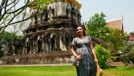 Junge-Hübsche-Frau-Zu-Fuß-In-Buddhistischen-Tempel-Von-Chiang-Mai