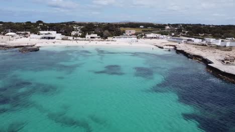 Lido-Burrone-Mit-Drohne-Auf-Der-Insel-Favignana-In-Trapani,-Sizilien