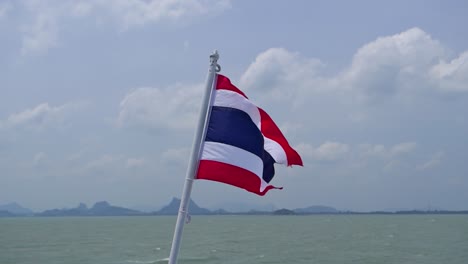Bandera-Tailandesa-Ondeando-En-Cámara-Súper-Lenta-Desde-La-Parte-Trasera-Del-Barco-En-El-Océano