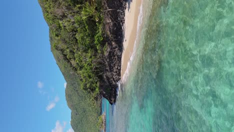 Playa-Ermitaño-In-Samana,-Dominican-Republic_fpv-Vertical-Shot