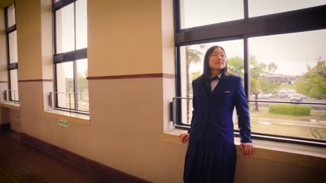 Japanisches-Mädchen-In-Der-High-School-Sitzt-Am-Fenster-Und-Denkt-über-Das-Leben-Nach