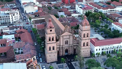 Disparo-De-Drone-Ciudad-Plaza-Principal-Catedral-Viaje