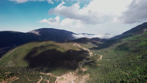 Wunderschöne-Bergkette-In-Mexiko-An-Einem-Tag-Mit-Flauschigen-Wolken-Und-Blauem-Himmel