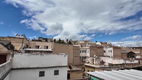 Fez-Marruecos-Antiguos-Edificios-De-Estilo-Medina-Norte-De-África-Azul-Cielo-Nublado