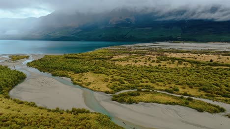 Mäandernder-Fluss-Lagert-Sedimente-Im-Delta-Am-Rand-Des-Lake-Wakatipu-Ab,-Luftaufnahme