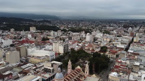 Vista-Aérea-Del-Horizonte-Nublado-De-Luz-Plana,-Plaza-Central-En-Salta-Arg