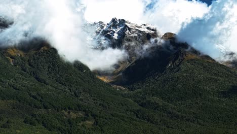 Los-Bosques-De-Hayas-De-Glenorchy-Respiran-Nubes-En-El-Aire-Tenues-Sombras-En-Las-Montañas.