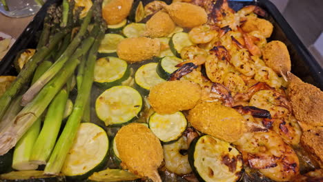 Sartén-Mediterránea-Con-Camarones-Al-Horno-Y-Verduras