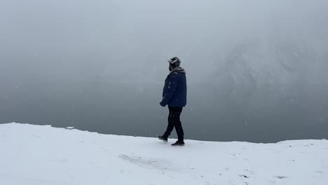 Persona-Caminando-Sobre-Una-Montaña-Rodeada-De-Un-Paisaje-Cubierto-De-Nieve-En-La-Ciudad-De-Skardu