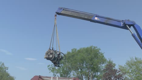 Telescopic-crane-lifts-heavy-engine