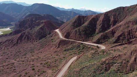 Tráfico-Por-Carretera-En-Una-Pintoresca-Carretera-De-Montaña-En-Tres-Cruces-En-Argentina