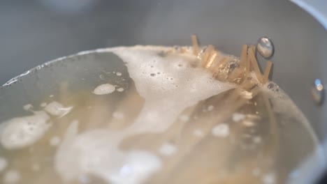 Close-up-of-pasta-noodles-in-boiling-water