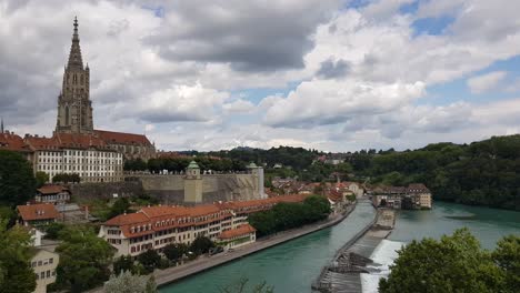 Bern-Minster-Cathedral-and-Aare-River-on-Cloudy-Day,-Switzerland,-Panoramic-View