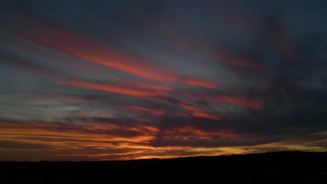 Dramatischer-Sonnenuntergangshimmel-Mit-Leuchtend-Orangen-Und-Roten-Streifen