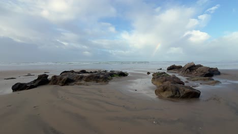 La-Escarpada-Y-Rocosa-Costa-De-España-Está-Enmarcada-Por-Las-Olas-Del-Océano-Rompiendo-En-El-Horizonte,-Pintando-Una-Tranquila-Escena-Diurna-De-Impresionante-Belleza-Natural.