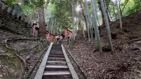 Cámara-Lenta-Subiendo-Escaleras-En-El-Templo-En-Fushimi-Inari-Taisha-En-Japón