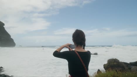 Mujer-Graba-Video-En-Playa-De-Las-Arenas