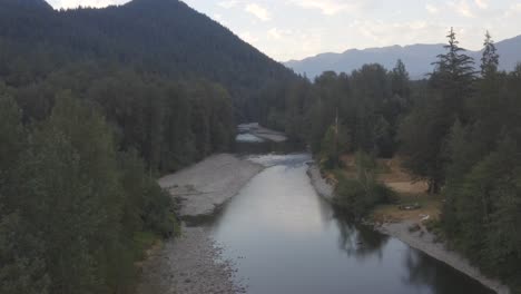 Vista-Aérea-De-La-Cuenca-Del-Río-En-Snoqualmie,-Washington