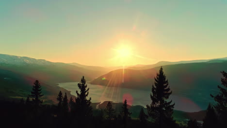 Sonnenuntergang-Himmel-Luftlandschaft-Bäume-Bergwald,-See-Spiegelt-Sich-Im-Tal