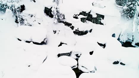 Schneebedeckte-Felsen-Im-Wald---Luftaufnahme-Einer-Drohne