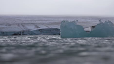 Iceberg-En-Agua-Fría-Glacial-Bajo-El-Glaciar,-Cámara-Lenta-Cinematográfica