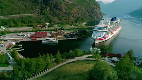 Zeitraffer,-Fähre-Und-Kreuzfahrtschiff-Im-Hafen-Des-Malerischen-Dorfes-Flam,-Aurlandfjord,-Norwegen