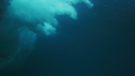 Seitenansicht-Einer-Meereswelle-Unter-Wasser,-Die-Mit-Nebel-Und-Gischt-Bricht
