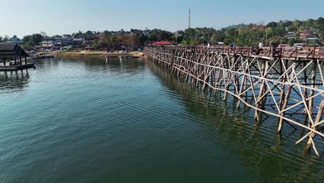 The-Mon-Bridge,-a-historic-and-iconic-landmark-in-Songklaburi,-Thailand