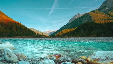 Río-De-Montaña-En-Los-Alpes-Austriacos