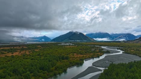 Hiperlapso-Aéreo-Sobre-El-Serpenteante-Río-Glacial-En-Glenorchy-Mientras-Las-Nubes-Cruzan-El-Cielo