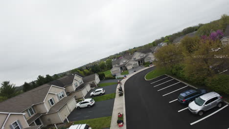 Espectacular-Vuelo-FPV-Sobre-Una-Zona-Residencial-Con-Casas-Unifamiliares-Americanas-En-Un-Suburbio