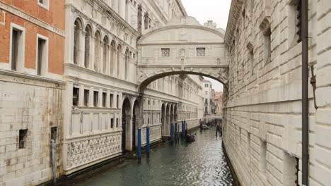 Statische-Aufnahme-Der-Seufzerbrücke-Am-Fluss-Palazzo,-Venedig,-Italien