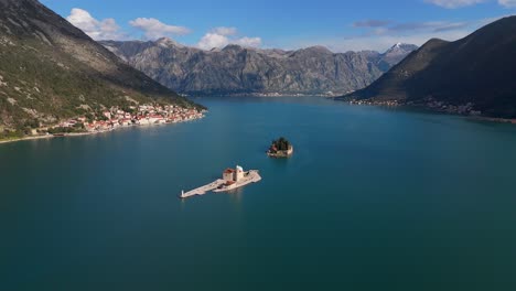 4K-Drohnenaufnahmen-Zeigen-Die-Inseln-„Unsere-Liebe-Frau-Von-Den-Felsen“-Und-„Sankt-Georg“-In-Der-Wunderschönen,-Zum-UNESCO-Weltkulturerbe-Gehörenden-Bucht-Von-Kotor,-Montenegro.