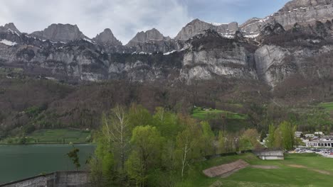 Frühling-Am-Walensee-Mit-Der-Churfirstenkette,-Schweiz---Luftaufnahme