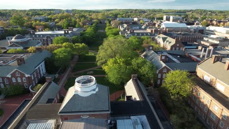 Gedenkhalle-Der-Universität-Von-Delaware,-Rückwärtsdrohne-Enthüllt-Frühling,-Goldene-Stunde,-Newark