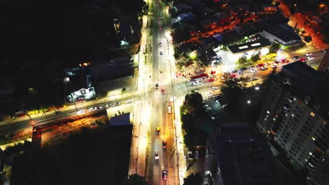 Tráfico-Vehicular-Nocturno-En-La-Comuna-De-Florida,-País-De-Chile.