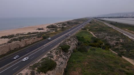 Küstenstraße-Mit-Verkehr-In-Der-Nähe-Von-Strand-Und-Klippen