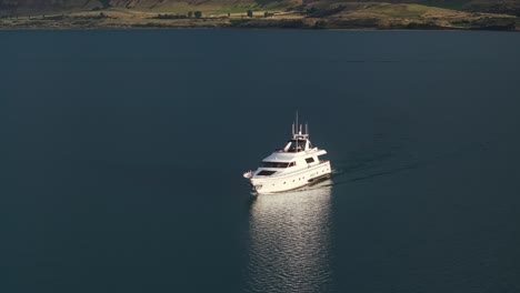 Wunderschöne-Weiße-Yacht-Fährt-Sanft-über-Den-See,-Spiegelung-Im-Wasser