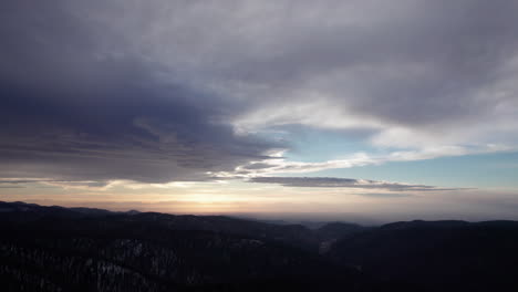 Luftaufnahme-Von-Dramatischen-Sonnenuntergangswolken-über-Waldbedeckten-Bergen-In-Der-Nähe-Von-Cloudcroft,-New-Mexico