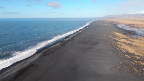 Panoramaaufnahme,-Breiter-Weißer-Sandstrand-In-Island,-Blaue-Wellen,-Skyline,-Küste