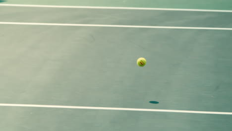 Verfolgung-Des-Tennisballs,-Der-In-Extremer-Zeitlupe-Auf-Dem-Hartplatz-Aufprallt,-4K-800fps-Verfolgung-Während-Eines-Profi-Tennisturniers-An-Einem-Sonnigen-Tag